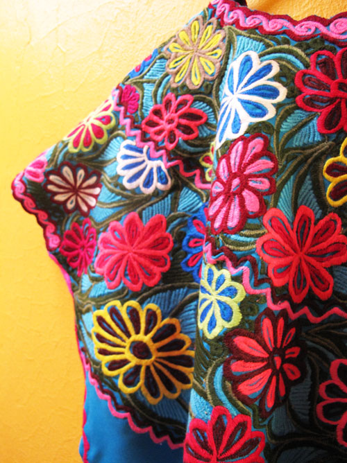 メキシコ刺繍民族ウィピルブラウス*カラフルお花刺繍* - *Chiquis*チキッス