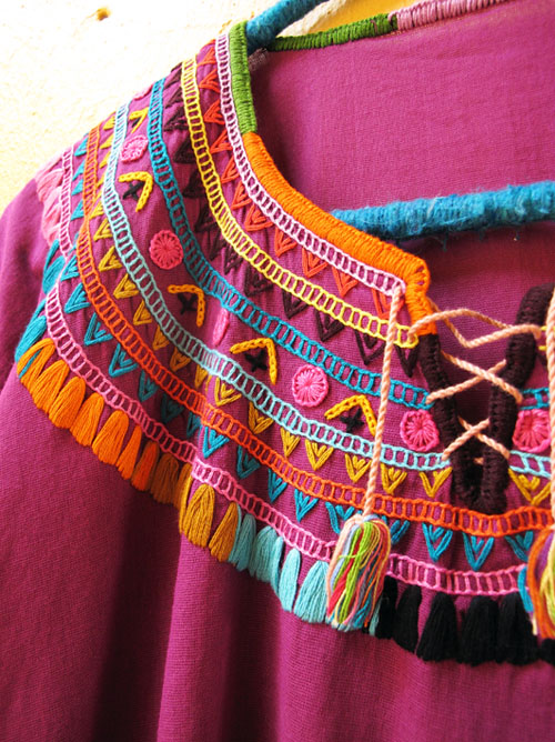 メキシコ刺繍ブラウス*カデニージャ/赤紫地* - *Chiquis*チキッス