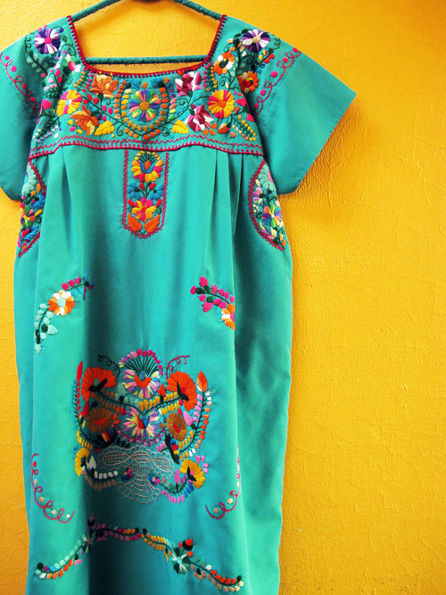 メキシコ定番刺繍ワンピース ターコイズブルー地 お花刺繍 Chiquis チキッス