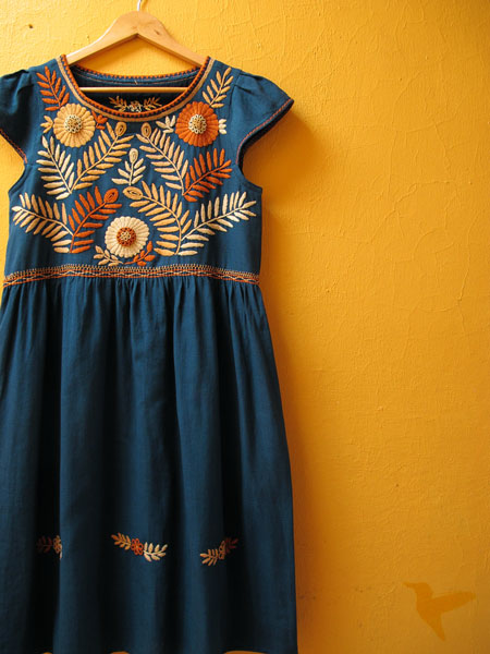 メキシコ刺繍のキャップスリーブワンピース ダックブルー オレンジ系刺繍 Chiquis チキッス