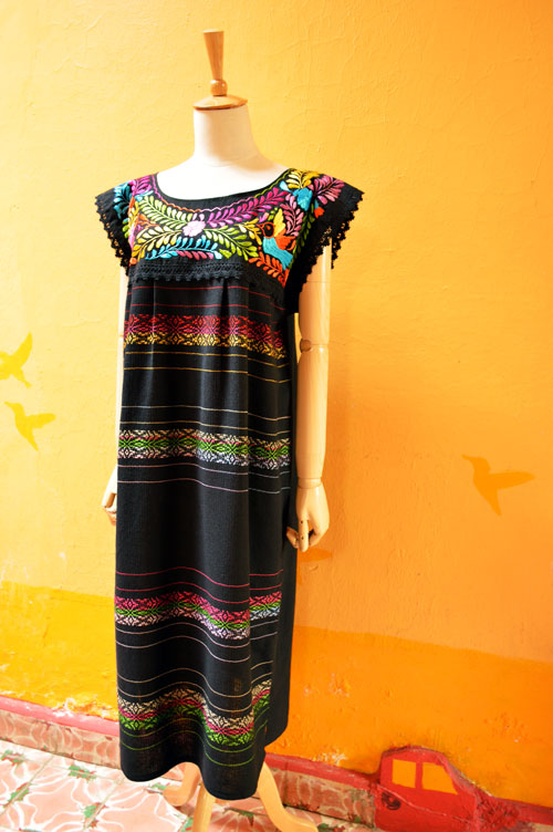 メキシコ刺繍ワンピース オアハカ 鳥刺繍 黒織り地ｂ Chiquis チキッス