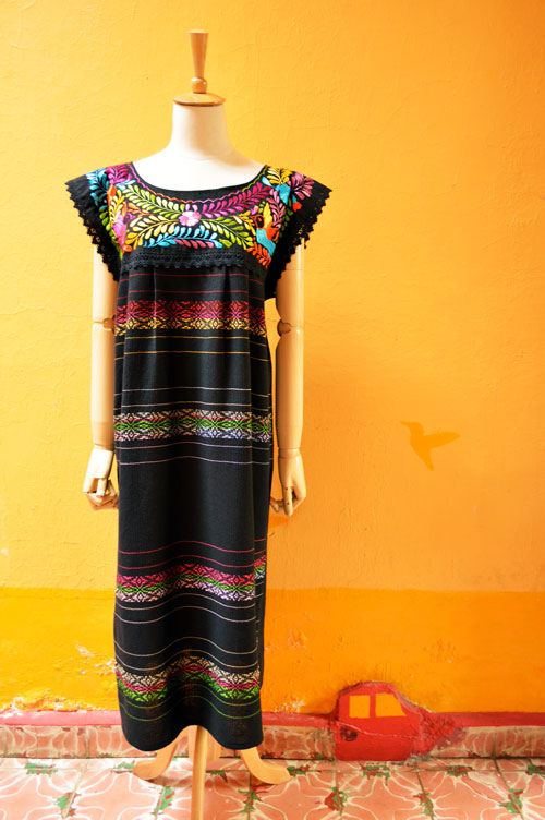 メキシコ刺繍ワンピース オアハカ 鳥刺繍 黒織り地ｂ Chiquis チキッス