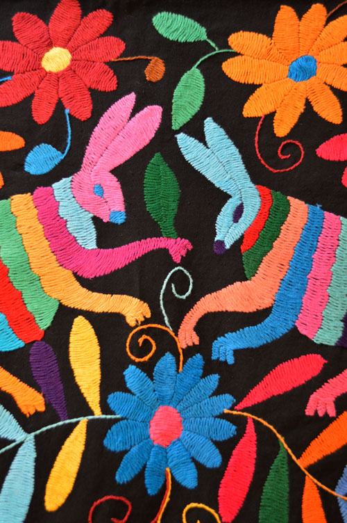 安い割引 オトミ族の鹿鳥花カラフル刺繍クロス(L) メキシコ オトミ刺繍